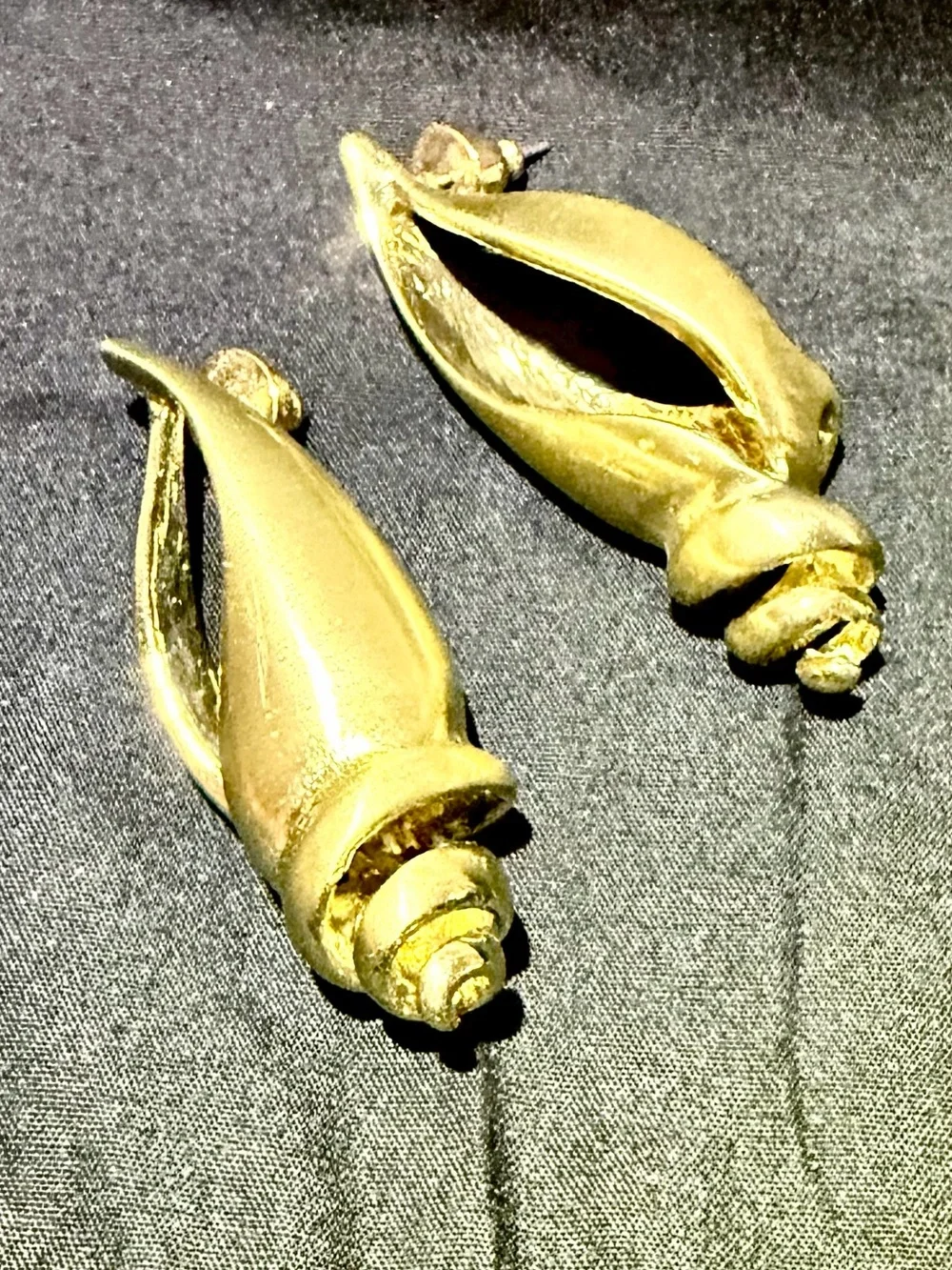 NWOT Gold Tone Sculptural Freeform Seashell Pierced Earrings